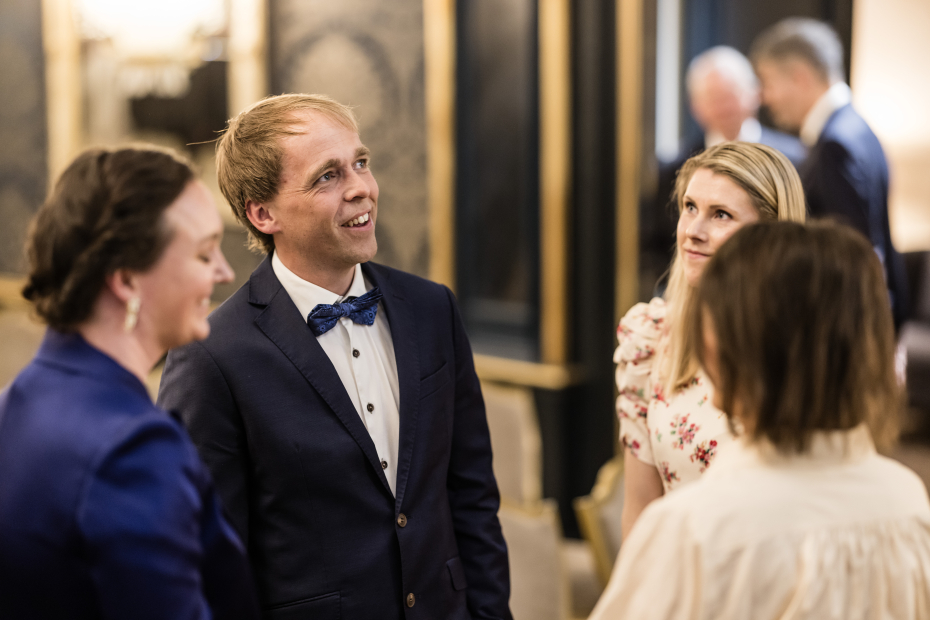 mann smiler mot andre personer