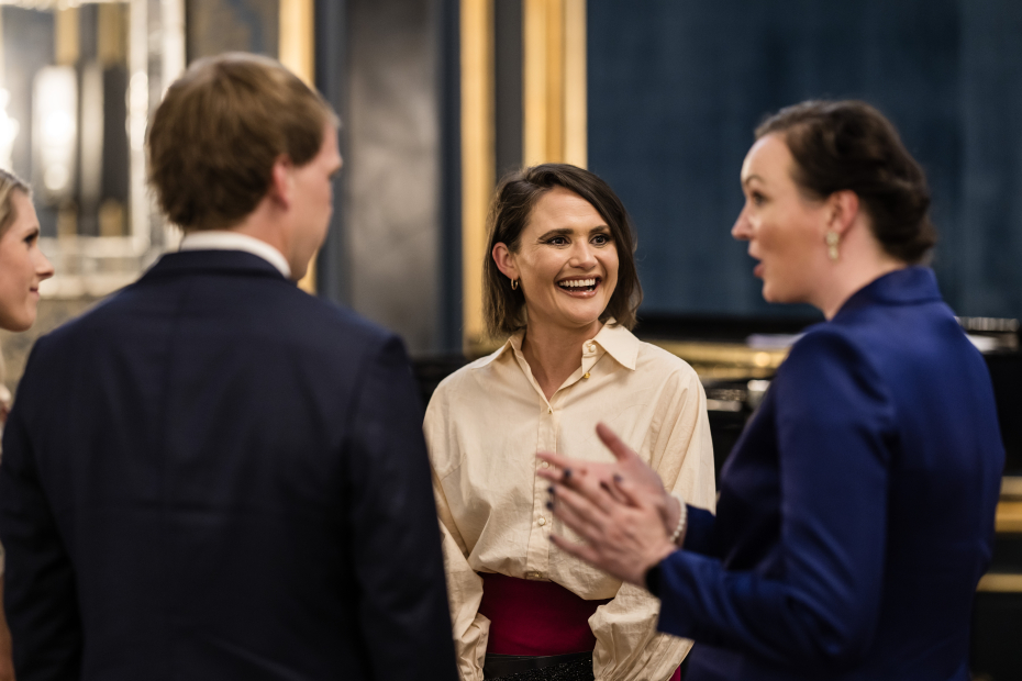 kvinne smiler mellom to personer