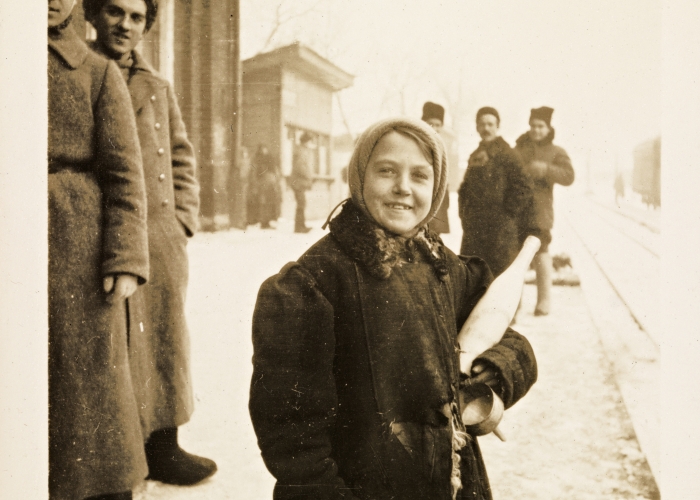 En jente med melkeflaske på jernbanestasjonen, Saratov, Russland, desember 1921
