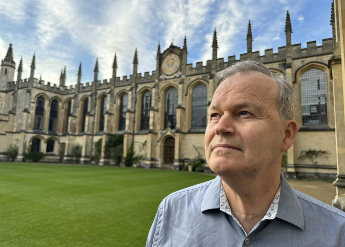 Tore Rem fotografert foran universitetsbygning i Oxford