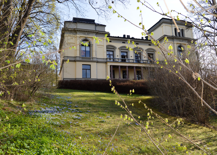 Akademiets hus sett fra hagen om våren