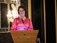 Preses Lise Øvreås på talerstolen under årsmøtet